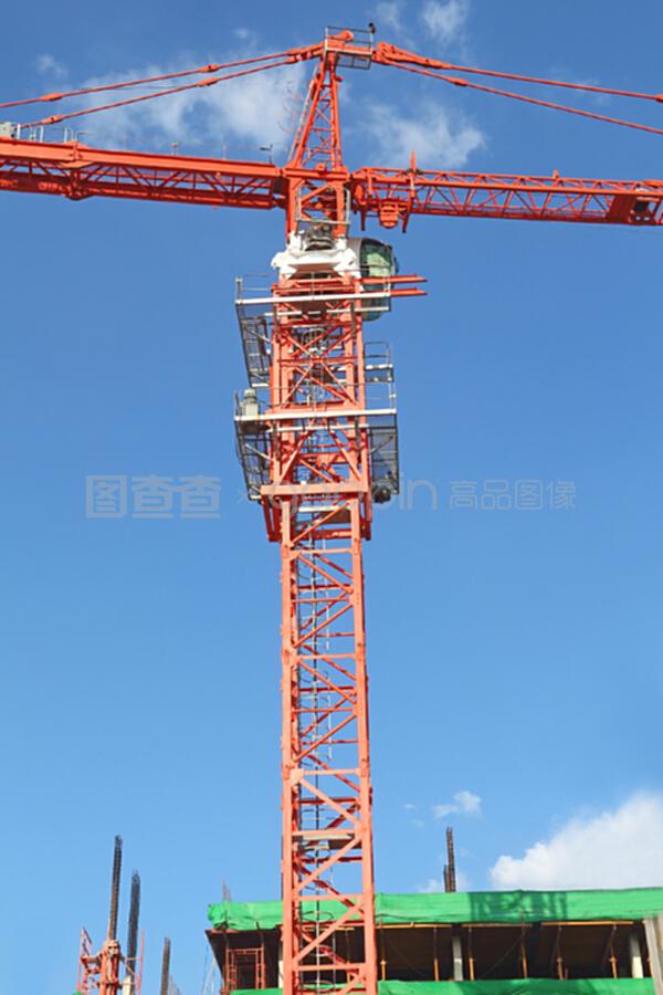 建筑工地紅樓起重機(jī)